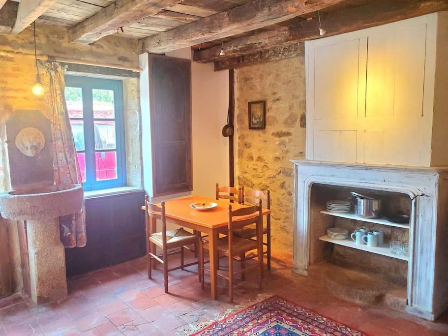 Petite Maison De Village Ygrande Exterior foto